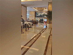 Kinh hoàng người đàn ông điều khiển xe 'quậy' tan hoang sảnh lễ tân khách sạn