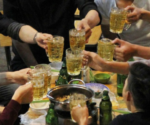 Những sai lầm khi uống rượu ngày Tết có thể nguy hiểm đến tính mạng