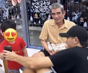 Bố đẻ Bùi Tiến Dũng hiếm hoi lộ diện, cưng chiều cháu đích tôn