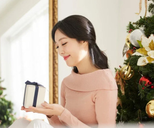 Kỉ niệm 5 năm ngày cưới, chị chồng tặng món quà khiến tôi xấu hổ