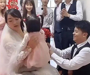 Chồng cũ đem con tới làm khó cô dâu, thái độ của chú rể khiến ai nấy ngỡ ngàng