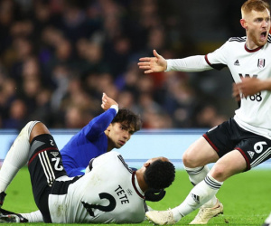 Felix ra mắt bằng thẻ đỏ, Chelsea chìm sâu vào khủng hoảng