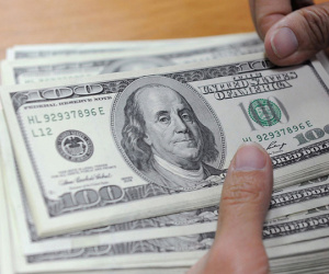 Giá USD tự do tiếp tục lao dốc