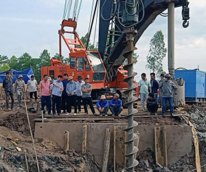 Cần cẩu 80 tấn bị trục trặc tại hiện trường bé trai rơi xuống trụ bê tông