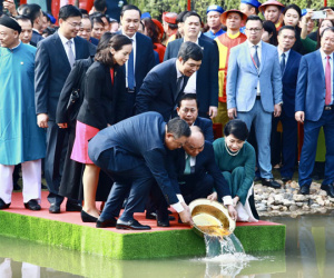 Chủ tịch nước và phu nhân cùng kiều bào thả cá tiễn ông Táo, dâng hương ở Điện Kính Thiên