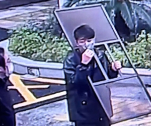 Chuyện thật như đùa: Xem người đàn ông mắc kẹt trong ô cửa sổ phải nhờ đến sự giúp đỡ của lực lượng cứu hộ
