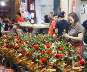 Gà cúng ngậm hoa hồng ở 'chợ nhà giàu' giá hơn 500.000 đồng/con vẫn hút khách