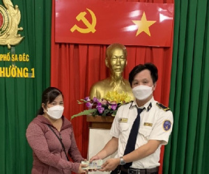 Nhặt được 100 triệu đồng, bảo vệ siêu thị trả cho người đánh rơi