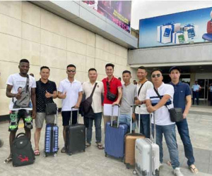 Quang Linh Vlog lên đồ về Việt Nam ăn Tết: Có tất cả nhưng thiếu Lôi Con