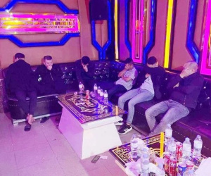 6 người đàn ông làm điều xấu hổ trong phòng karaoke, bị bắt quả tang lập tức lấy tay che mặt
