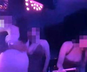 Tiếp viên nữ múa thoát y trong quán karaoke ở Bình Dương