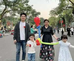Vợ và cặp cháu nội song sinh nhà bầu Hiển hiếm hoi xuất hiện