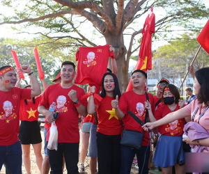 CĐV Việt Nam đổ bộ sân Thammasat 'tiếp lửa' thầy trò HLV Park Hang Seo