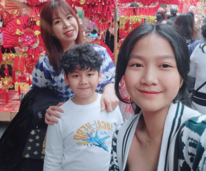 Bà xã Mạnh Trường cùng các con dạo phố, nhan sắc bà mẹ bỉm sữa được dân tình hết lời khen ngợi