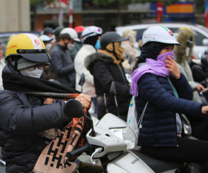 Người Hà Nội khăn áo kín mít, ‘chôn chân’ trong giá rét ngày cận Tết
