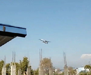 Khoảnh khắc chiếc ATR-72 gặp nạn và hiện trường tan hoang ở Pokhara, Nepal