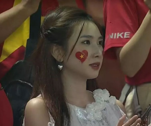 Danh tính khủng gái xinh gây bão trận chung kết lượt về AFF Cup