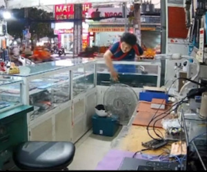 Đang 'chôm chỉa' trong cửa hàng điện thoại, kẻ gian bất ngờ bị phát hiện bởi nhân vật không ngờ tới