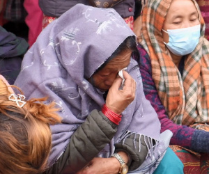 Clip: Người nhà rơi nước mắt trong ngày đến nhận thi thể các nạn nhân vụ rơi máy bay ở Nepal