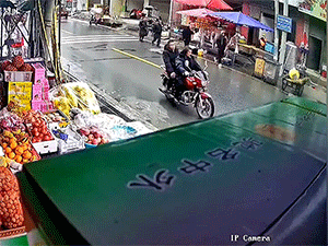 Người đi bộ 'hết hồn' khi chiếc xe mất lái đâm thẳng vào cột điện ngay bên cạnh