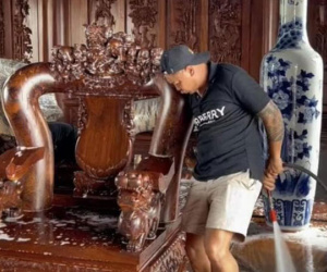 Tết đến nơi nhà lại toàn đồ gỗ, gia chủ huy động người dùng vòi xịt, chất tẩy rửa để lau chùi khiến dân tình tranh cãi có thật là 'vàng không sợ lửa?'