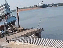 Nhiều ngôi nhà rung chuyển khi tàu chở dầu phát nổ khiến ít nhất 1 người tử vong