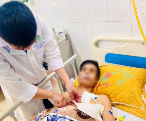 Người đàn ông bị thủng tim do lưỡi cưa văng vào ngực
