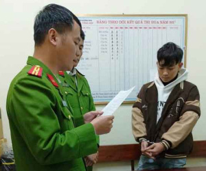 Thanh niên cầm dao chặn đường, chém khách dự đám cưới