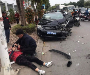 Ô tô biển xanh 'nát đầu' sau tai nạn ở Hà Nội