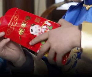 Không trả tiền lì xì, bố bị 2 con nhỏ kiện ra tòa