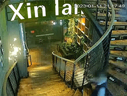 Đốt pháo hoa trong nhà hàng, bé trai khiến cả con phố náo loạn