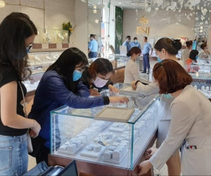 Giá vàng lặng sóng, doanh nghiệp vàng vẫn lãi đậm ngàn tỉ đồng
