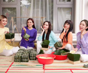 Bảo Thy mặc áo bà ba đọ sắc cùng hội bạn thân trong biệt thự tiền tỷ