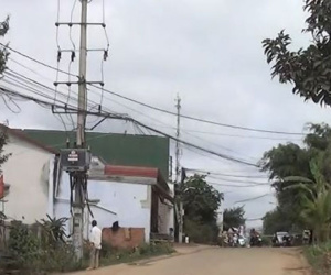 Truy bắt người chồng đâm vợ nguy kịch tối 29 Tết