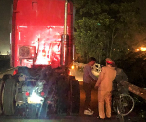 CSGT đưa cụ ông đạp xe lạc vào cao tốc về nhà trong đêm 29 Tết