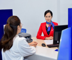Thu nhập nhân viên ngân hàng gây bất ngờ với nhà băng đứng đầu và chót bảng