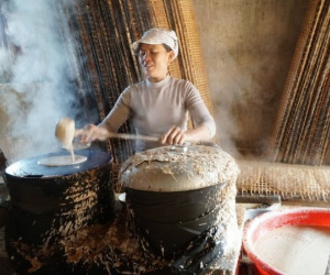 Mỏi tay tráng, quạt bánh đa phục vụ Tết