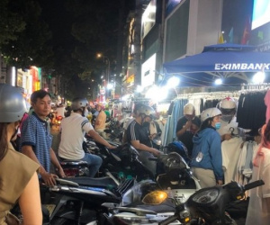 Cận Tết, 'tín đồ' thời trang săn sale tới tận nửa đêm