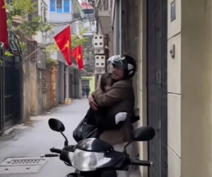 Chiều 27 Tết, người bố bật khóc nức nở khi bất ngờ nhận ra bóng dáng quen thuộc trước cửa nhà
