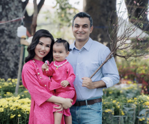 Võ Hạ Trâm và chồng doanh nhân Ấn Độ đưa con gái du xuân
