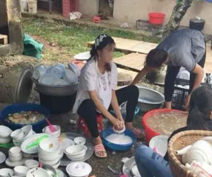 Mới đẻ bị bắt rửa bát, con dâu vứt hết vào sọt rác rồi ôm con về ngoại