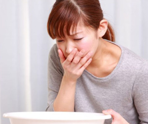 Làm gì khi bị ngộ độc thực phẩm trên đường du xuân?