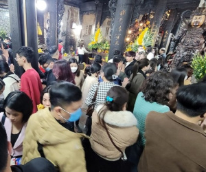 Mùng 2 Tết, Tổ đình Phúc Khánh đông nghịt người dân đi lễ cầu may