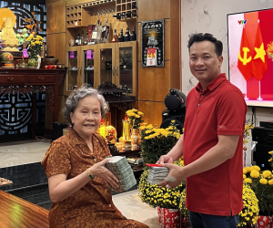 Người mẹ 75 tuổi lì xì con trai 2,5 tỷ đồng