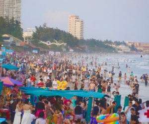 Biển Vũng Tàu ken đặc người trong ngày mùng 2 Tết