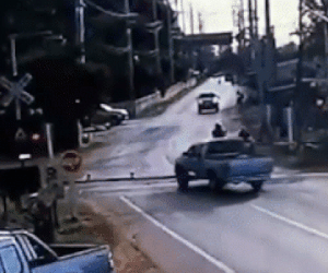 Cố vượt qua đường ray, xe bán tải bị tàu hỏa tông kinh hoàng