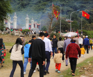 Đông kín người đến dâng lễ Thánh Mẫu Liễu Hạnh cầu tài lộc đầu năm