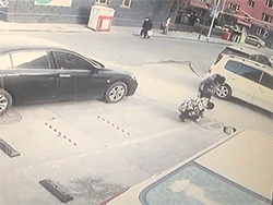 Đốt pháo sáng rồi ném xuống cống, hai đứa trẻ nhận cái kết kinh hoàng
