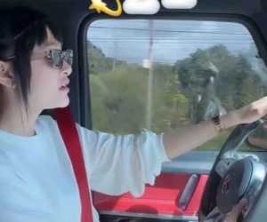 Hiền Hồ lộ diện với visual khác lạ trong 'xế hộp' tiền tỷ, tự tin vừa lái xe vừa hát