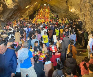 Chùa Hương thất thủ ngày mùng 5 Tết: Đâu đâu cũng chật ních người